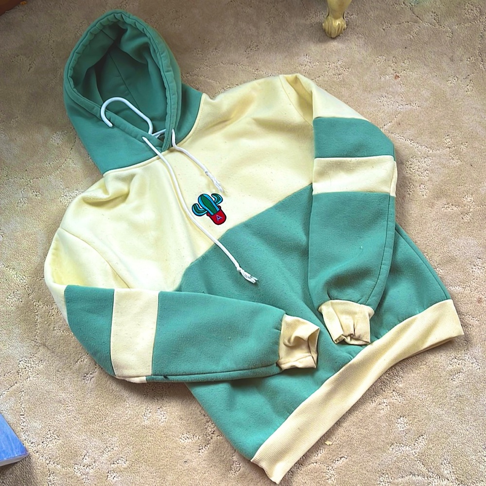 Sweat shirt with a cream white color and a sage green color and very comfortable